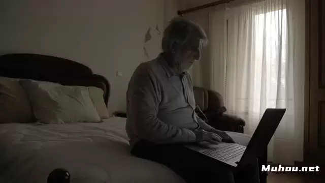 缩略图老人使用笔记本电脑视频素材
