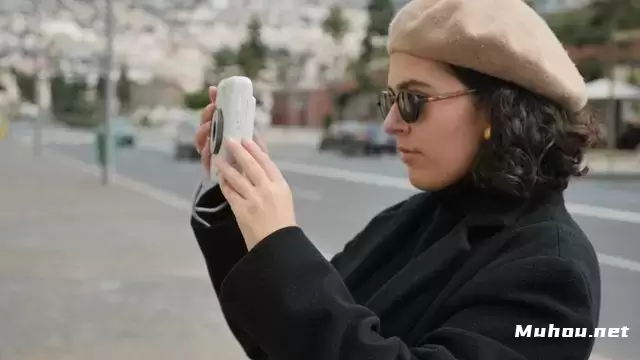 女人用现代宝丽来相机拍照视频素材