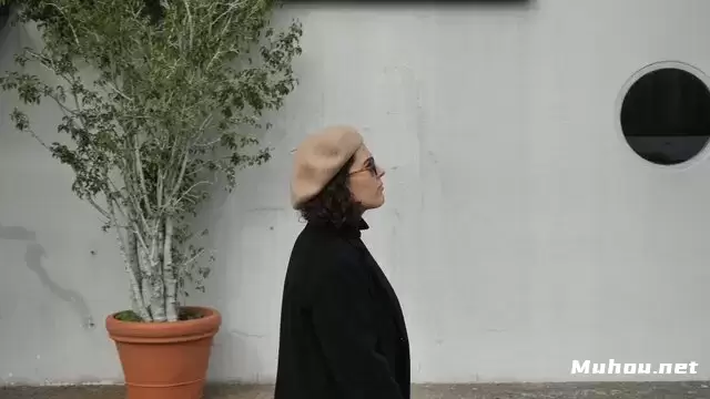 女人走过一栋白色建筑视频素材