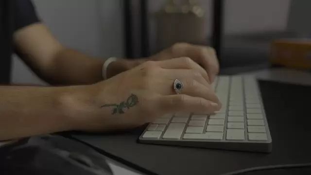 在键盘上打字的人手部特写视频素材