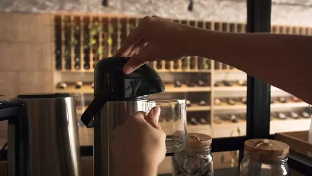 缩略图将咖啡倒入杯子中特写动作视频素材