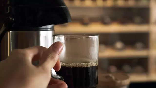 缩略图咖啡机装满杯子实拍视频素材