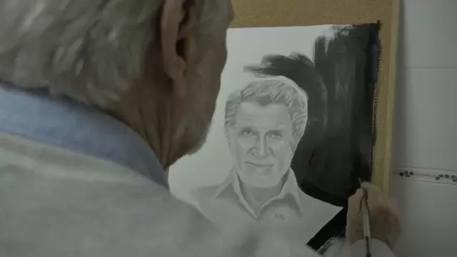 缩略图老人画自己的肖像视频素材