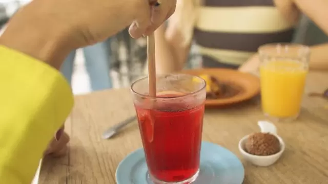 女人用手搅拌冰红茶视频素材