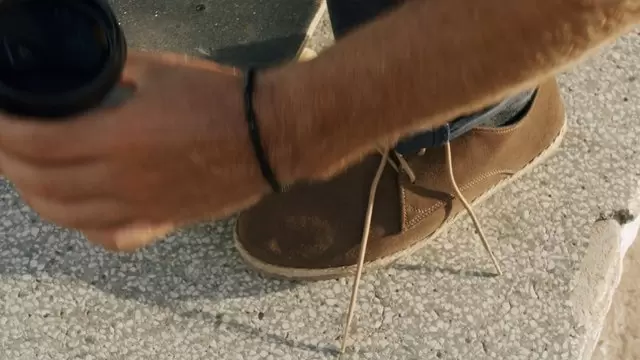 蹲下身系鞋带的人视频素材