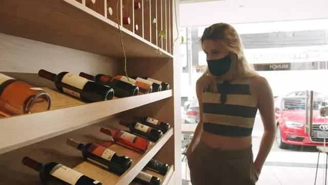 缩略图女人在葡萄酒庄园选择一瓶酒视频素材