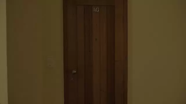 一个老人离开了他的公寓视频素材