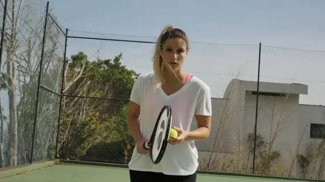 一名女子在网球比赛中服役视频素材