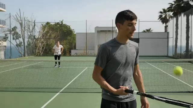 在球拍上弹跳网球运动视频素材