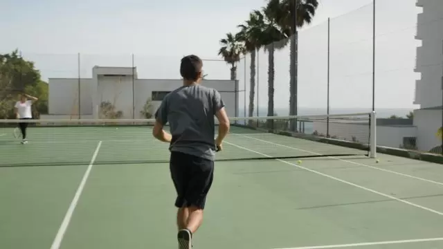 男子拿起网球捡球视频素材
