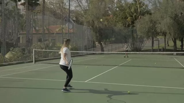 女人和朋友打网球视频素材