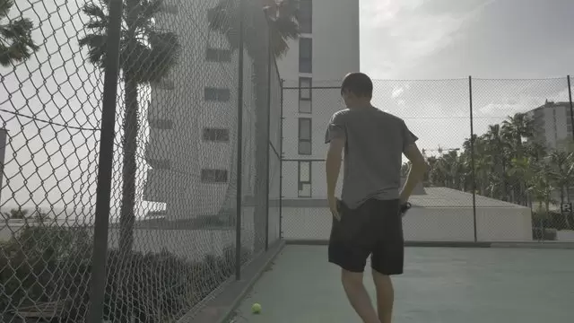 缩略图男子把网球放在口袋里视频素材