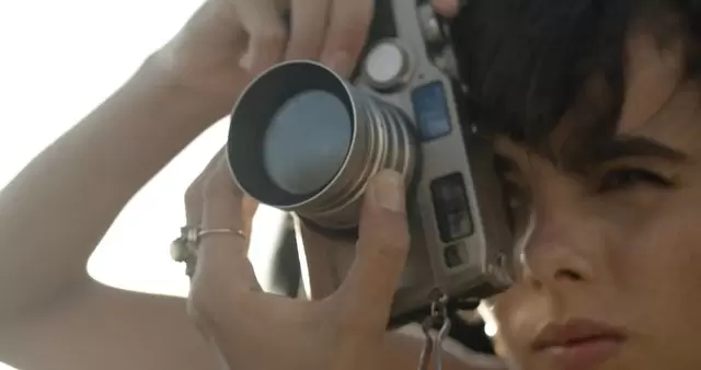 女人使用老式相机拍照视频素材