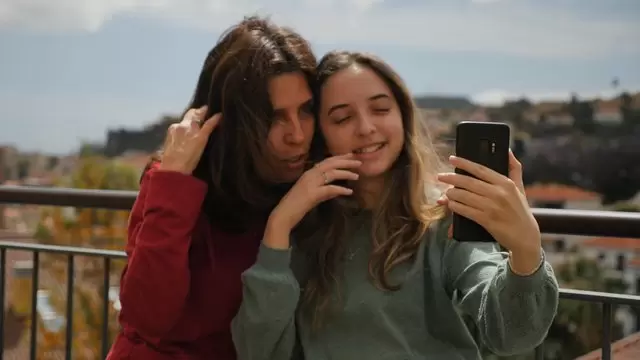 妈妈和女儿手机自拍视频素材