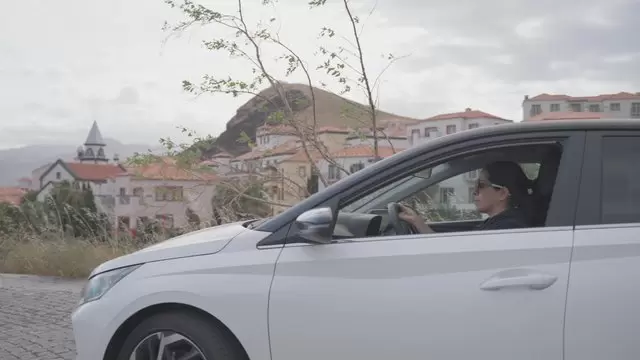 一个黑发女人开车视频素材