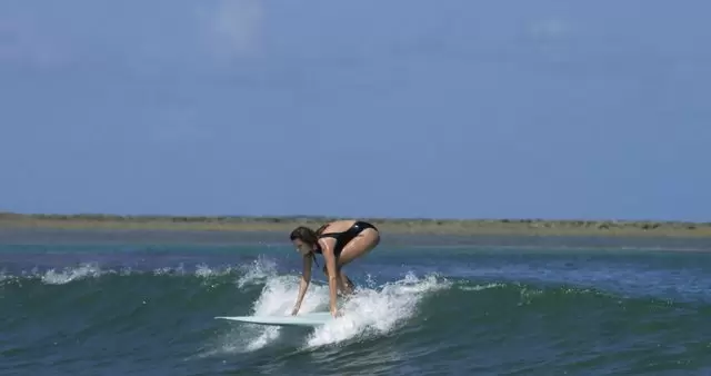 女冲浪者海上运动视频素材