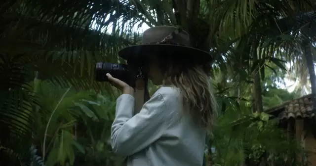 女人在丛林中拍照视频素材