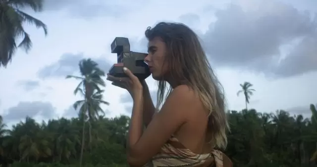 女人用宝丽来相机拍照视频素材