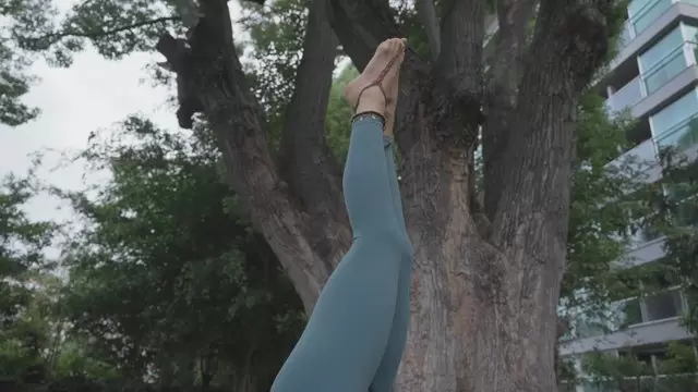女孩做倒立膝盖在肘部瑜伽姿势视频素材