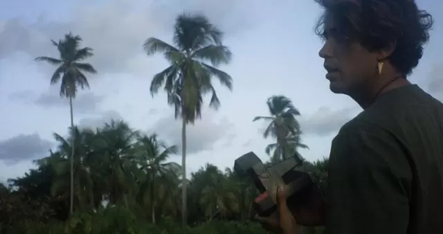 男子用老式相机拍照视频素材