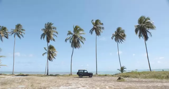 缩略图路虎停在海滩上旅行度假视频素材