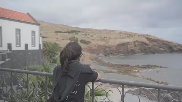 缩略图女人在海边拍摄风景视频素材
