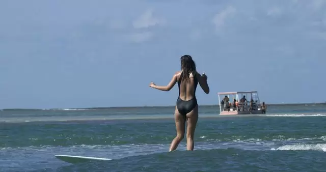 一个在海里冲浪的女人视频素材