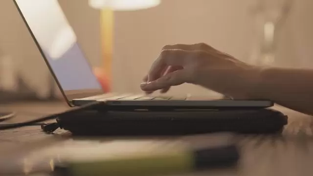 女孩在笔记本电脑上打字手部特写慢镜头视频素材