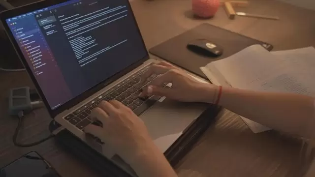 缩略图一名女性的手在笔记本电脑上打字视频素材