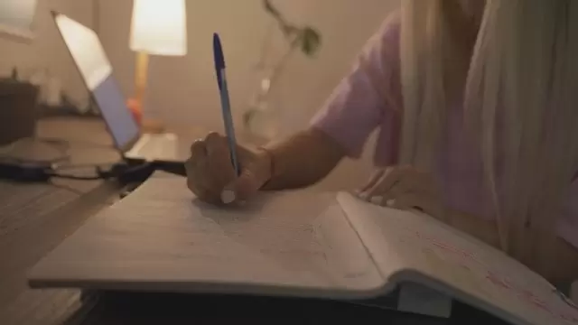 缩略图在家学习的女孩特写镜头视频素材