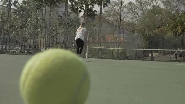 缩略图在球场上打网球视频素材