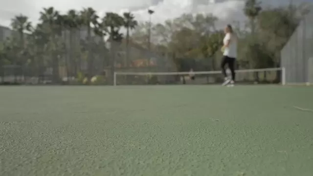 缩略图网球在球场上滚动视频素材