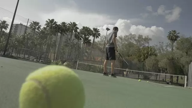 男子在发球前弹跳网球视频素材