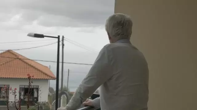 老人向邻居挥手视频素材