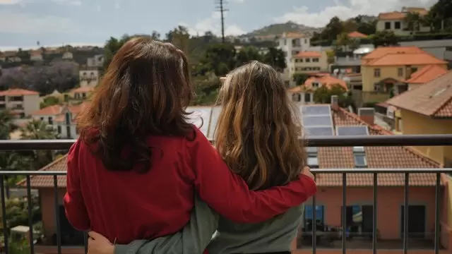 缩略图妈妈和女儿站在阳台上拥抱视频素材