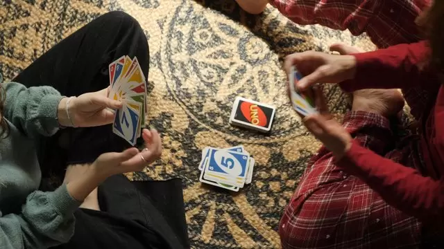 缩略图母女扮演UNO玩纸牌游戏视频素材