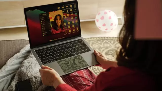 在MacBook上使用FaceTime的女人视频素材