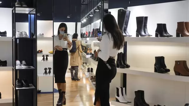 缩略图女人在镜子里看着靴子视频素材