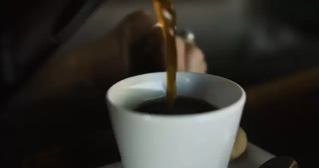 缩略图将咖啡倒入杯子视频素材