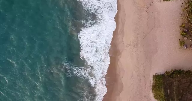 海浪撞击海岸线航拍视频素材