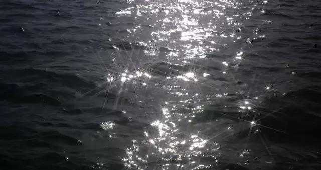太阳在水面上反射光斑视频素材