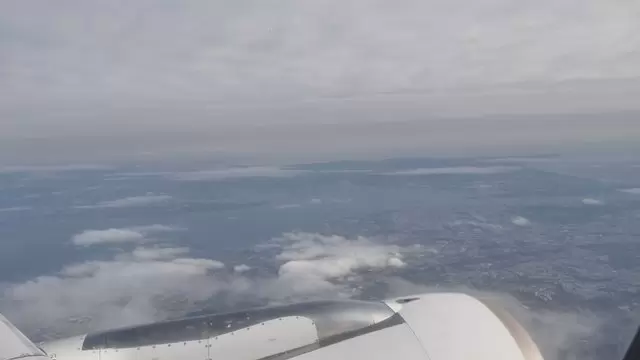 缩略图从飞机窗口观看云层视频素材