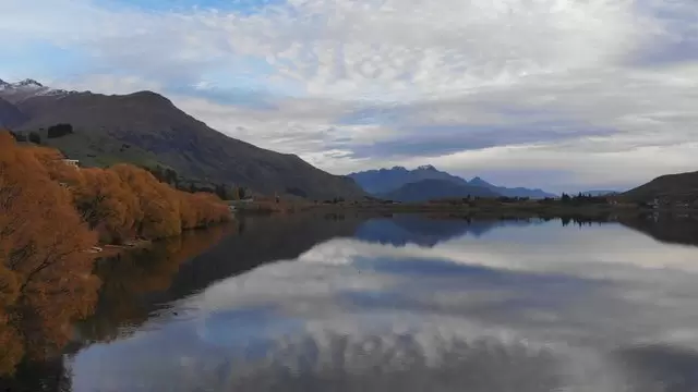 缩略图新西兰皇后镇湖面蓝天倒影航拍视频素材