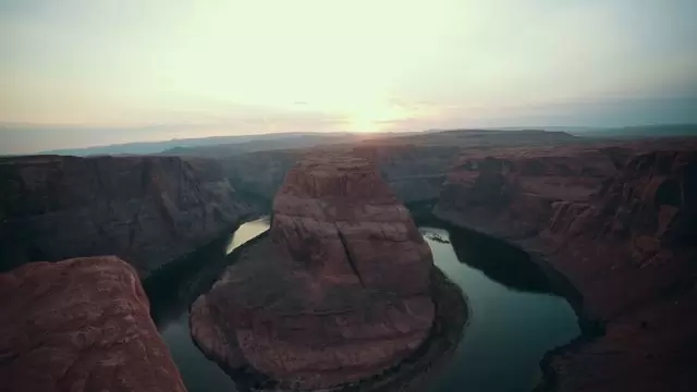 缩略图僻静地区的湖面美国科罗拉多大峡谷航拍视频素材