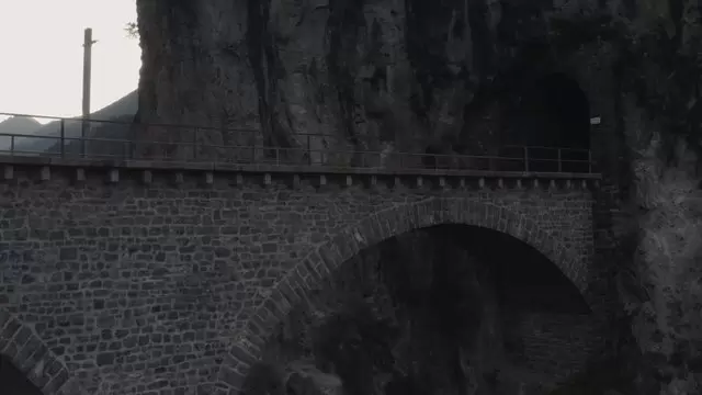 缩略图航拍火车离开隧道穿过山洞视频素材