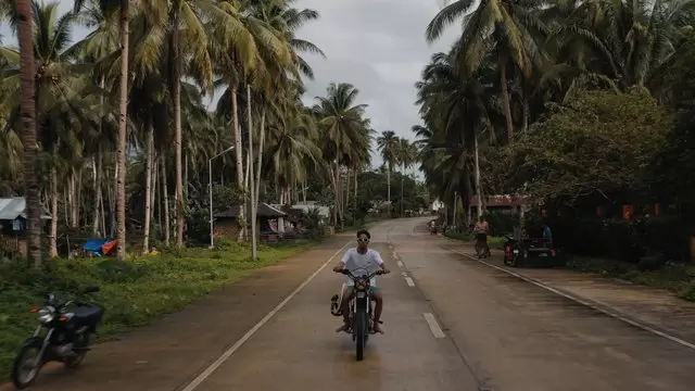 路上的摩托车手正面城市航拍视频素材