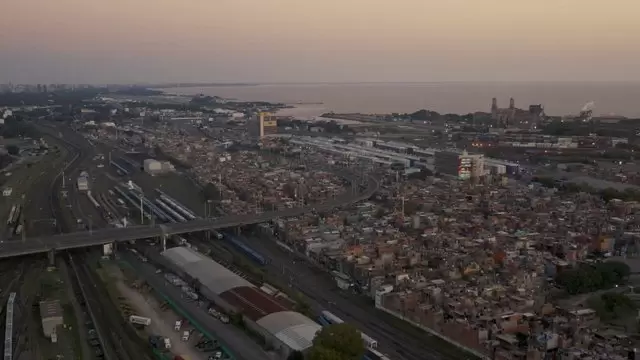 缩略图阿根廷布宜诺斯艾利斯的海港空路航拍视频素材