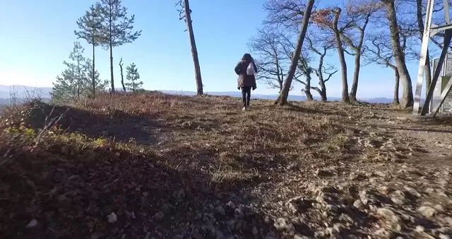 在山顶徒步旅行的女人背影航拍视频素材