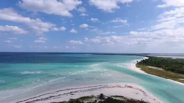 海洋全景海边晴朗的天气航拍视频素材