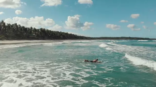躺在冲浪板上的男人航拍视频素材